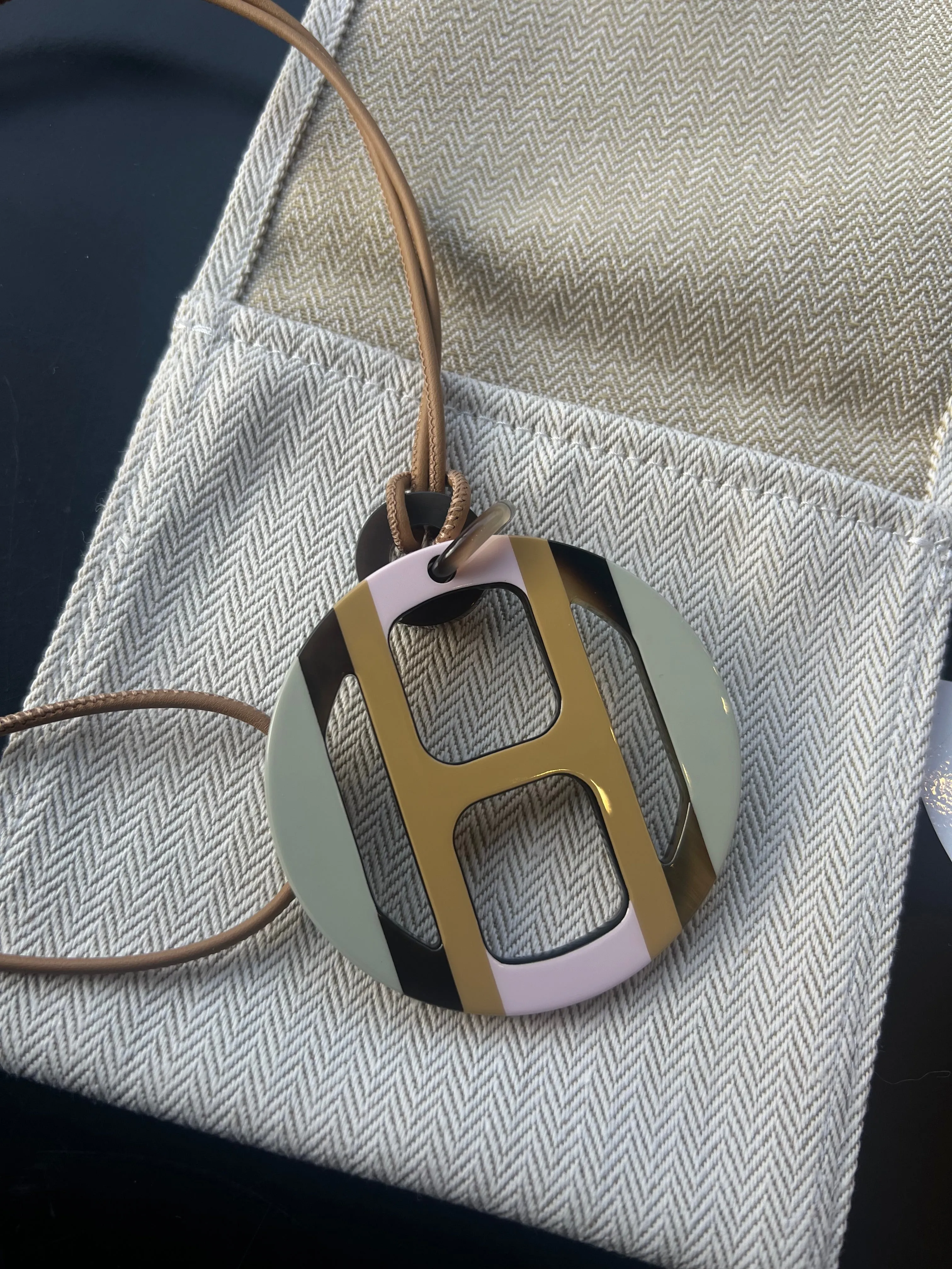 Collier Hermès H Equipe en corne laquée