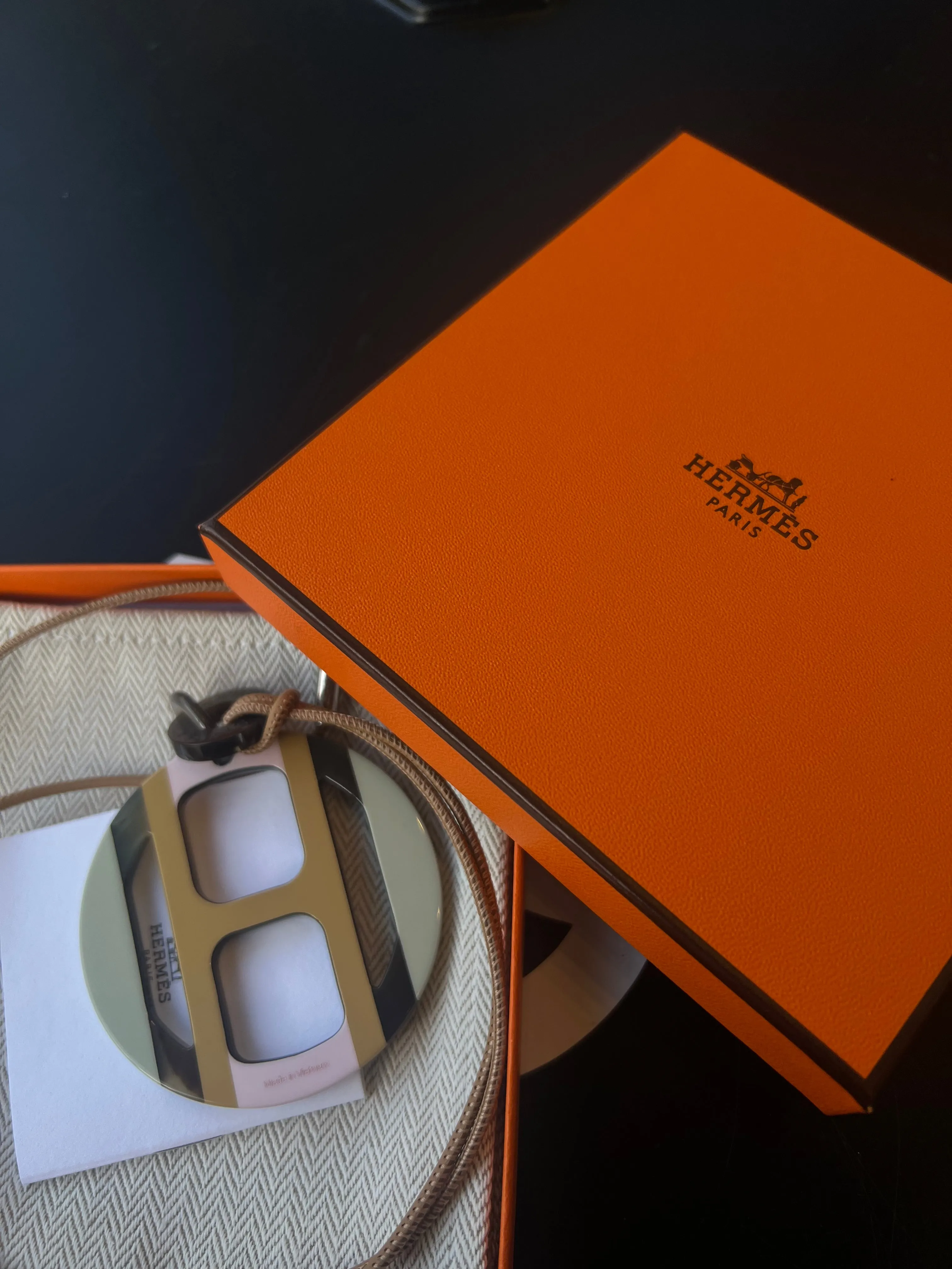 Collier Hermès H Equipe en corne laquée