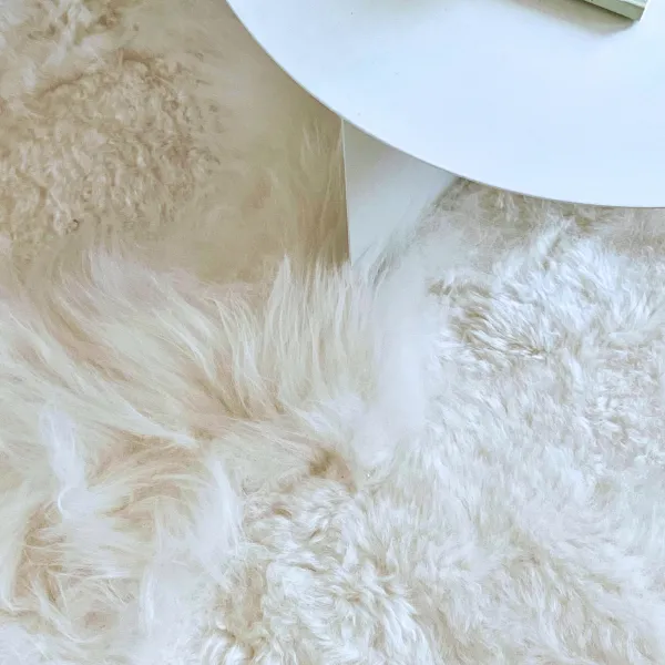 Fleur de peau : tapis en peau de mouton blanc - sur mesure