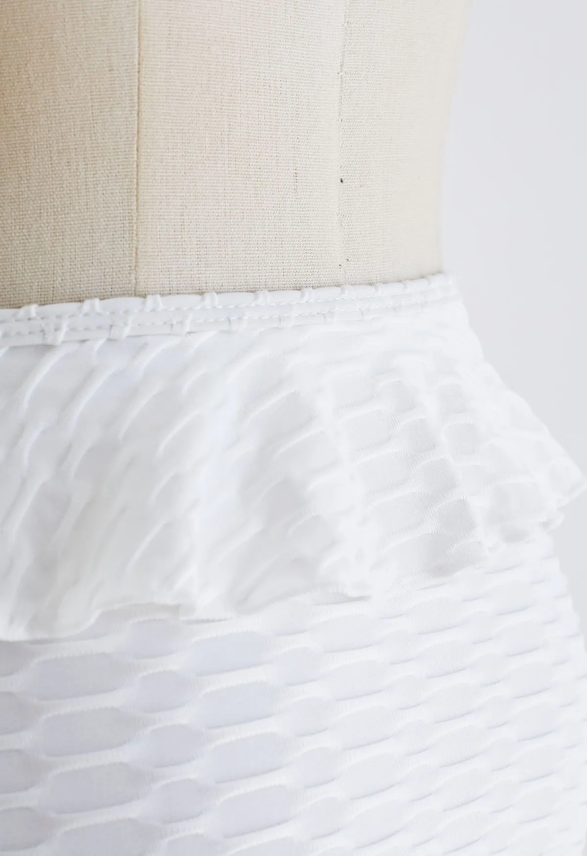 Maillot de bain découpé à une épaule à volants en blanc