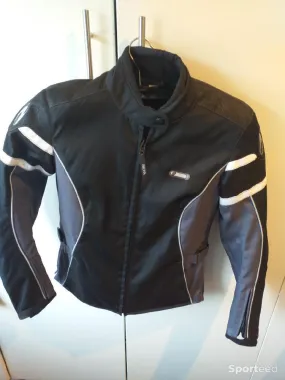 Veste moto dame d'occasion Ajouté le : 24/05/2024